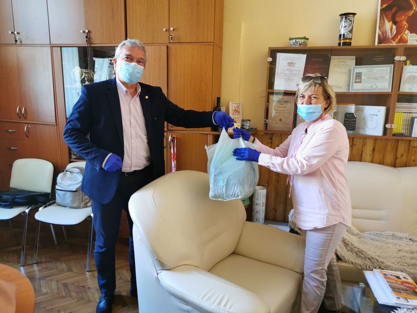 Kiemelő fotó - Maszkokat kaptak a nyugdíjas klubok