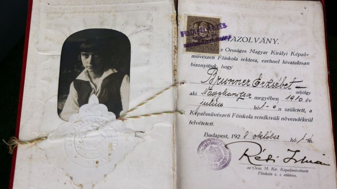 Nem akart szülei nyomdokain járni - Brunner Erzsébet leckekönyve Kiemelő fotó - Nem akart szülei nyomdokain járni - Brunner Erzsébet leckekönyve