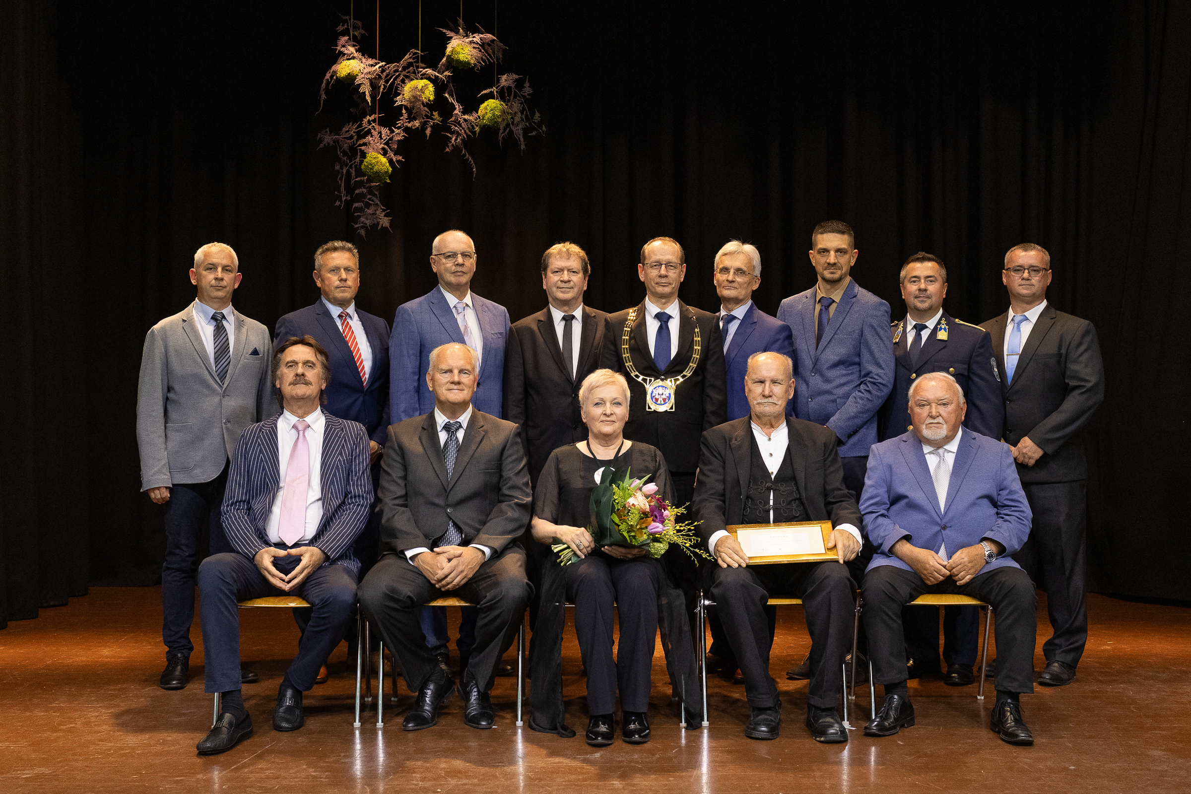 Kiemelő fotó - Tizennégy önkormányzati elismerést adtak át a Város Napi ünnepi közgyûlésen