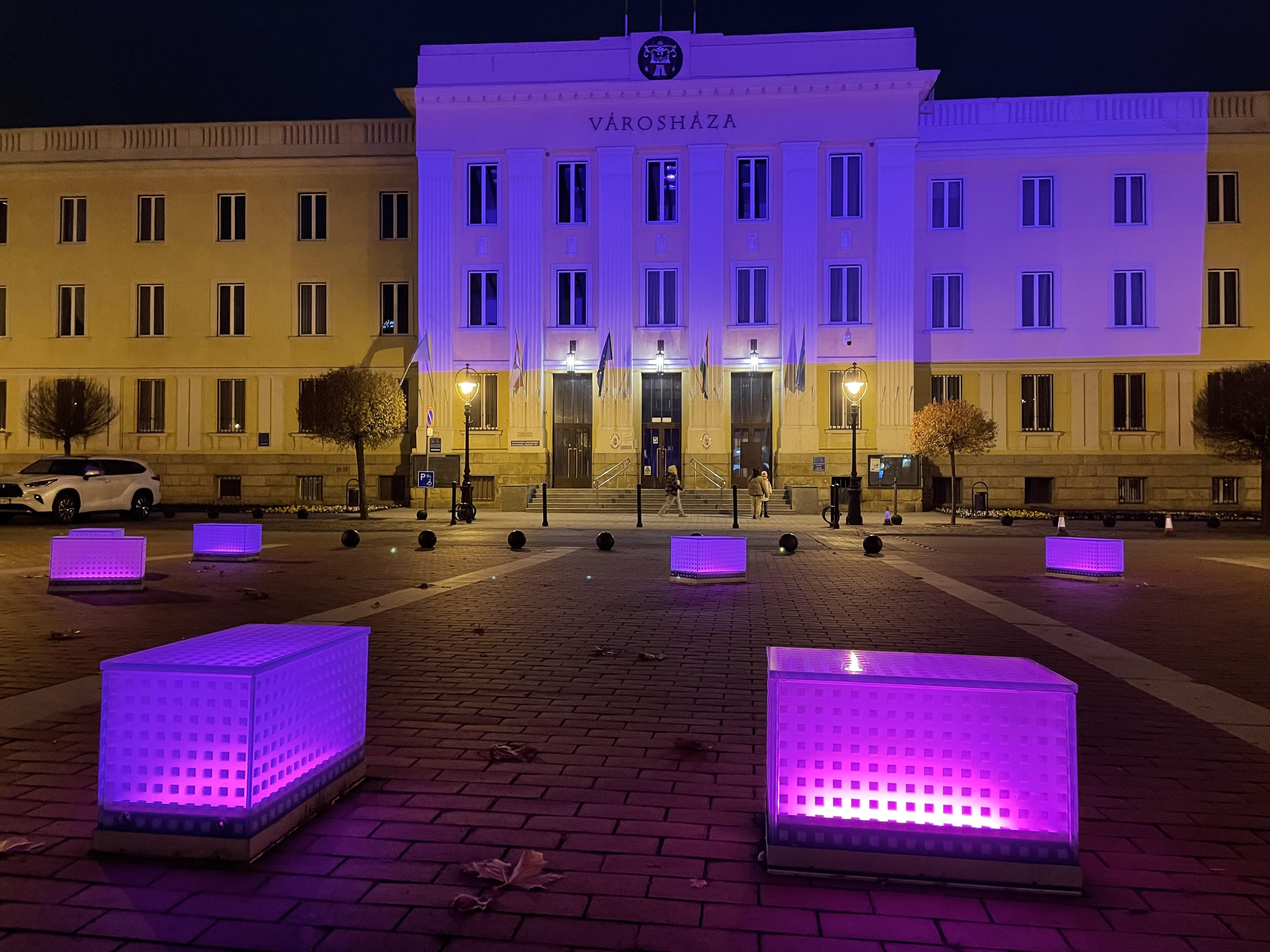 Kiemelő fotó - Lilába borul  a Polgármesteri Hivatal a koraszülöttek világnapján