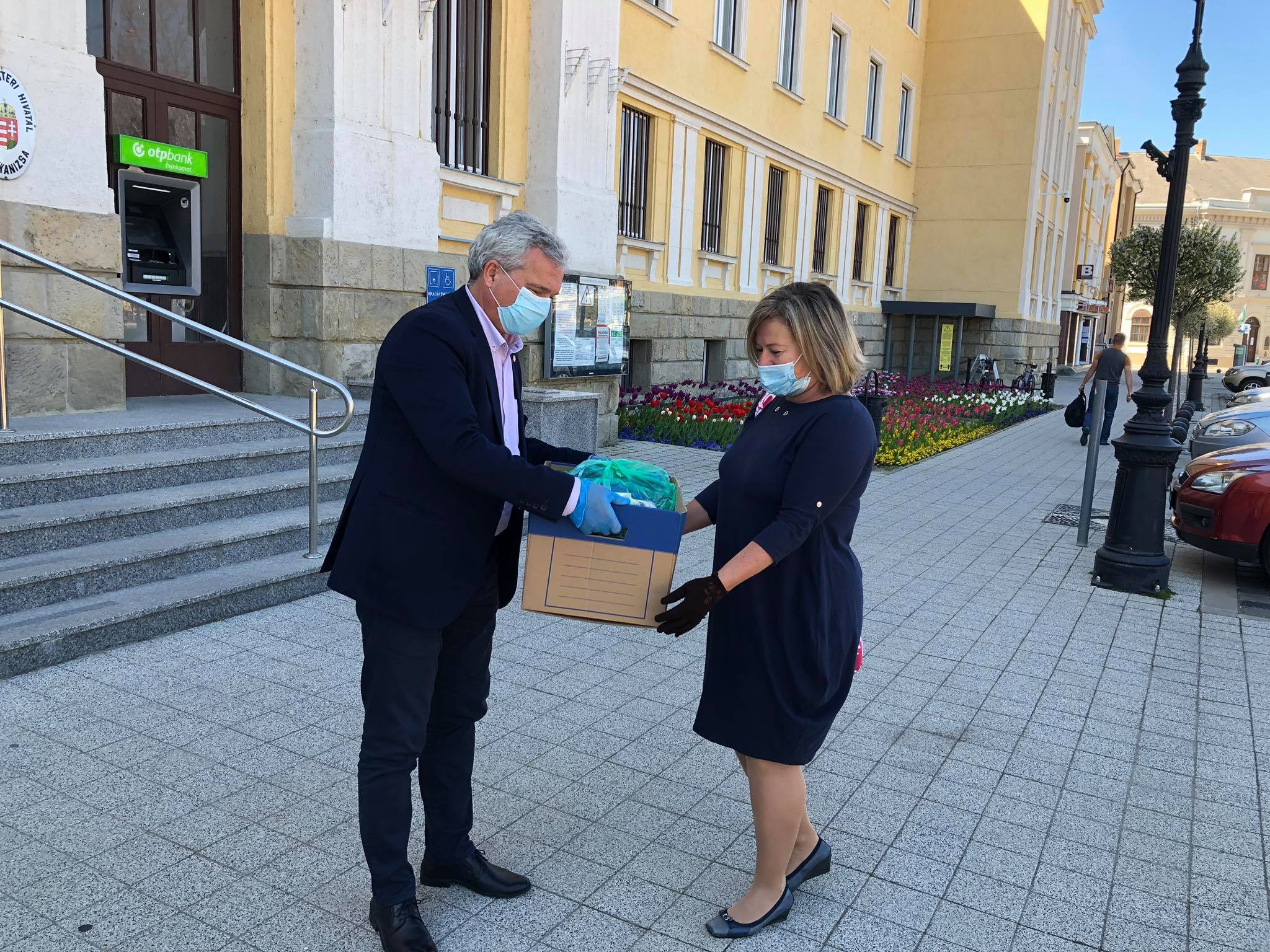 Tartalom - Maszkokat kaptak a nyugdíjas klubok